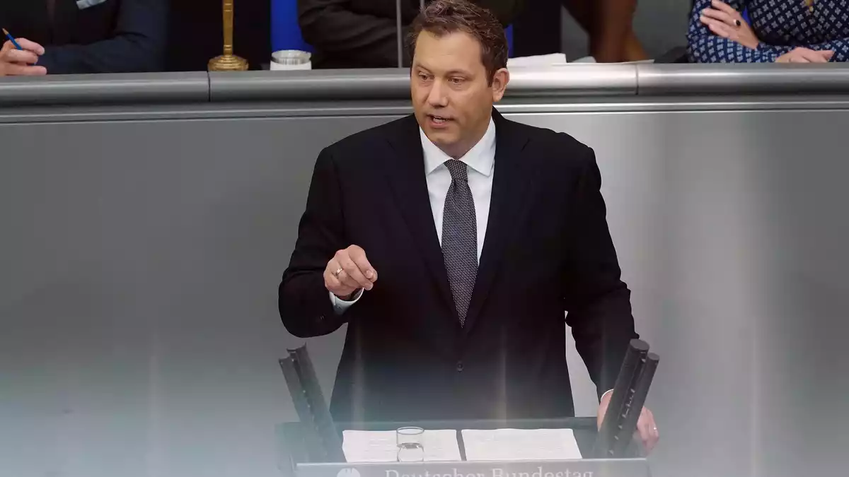 Gestern im Bundestag war Klingbeil die Verletzung noch nicht anzusehen. (Archivbild) - Bild: Kay Nietfeld/dpa