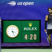 Fast halb vier Uhr morgens: Carlos Alcaraz schwer gezeichnet kurz vor seiner Niederlage.   - Foto: Adam Hunger/FR110666 AP/AP/dpa