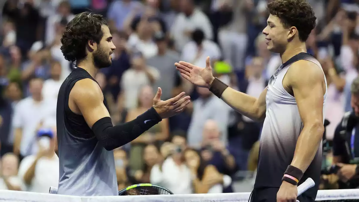 Faires Duell: Alcaraz (l) gratuliert Shelton.  - Bild: Heather Khalifa/FR172147 AP/AP/dpa