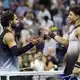 Faires Duell: Alcaraz (l) gratuliert Shelton.  - Bild: Heather Khalifa/FR172147 AP/AP/dpa