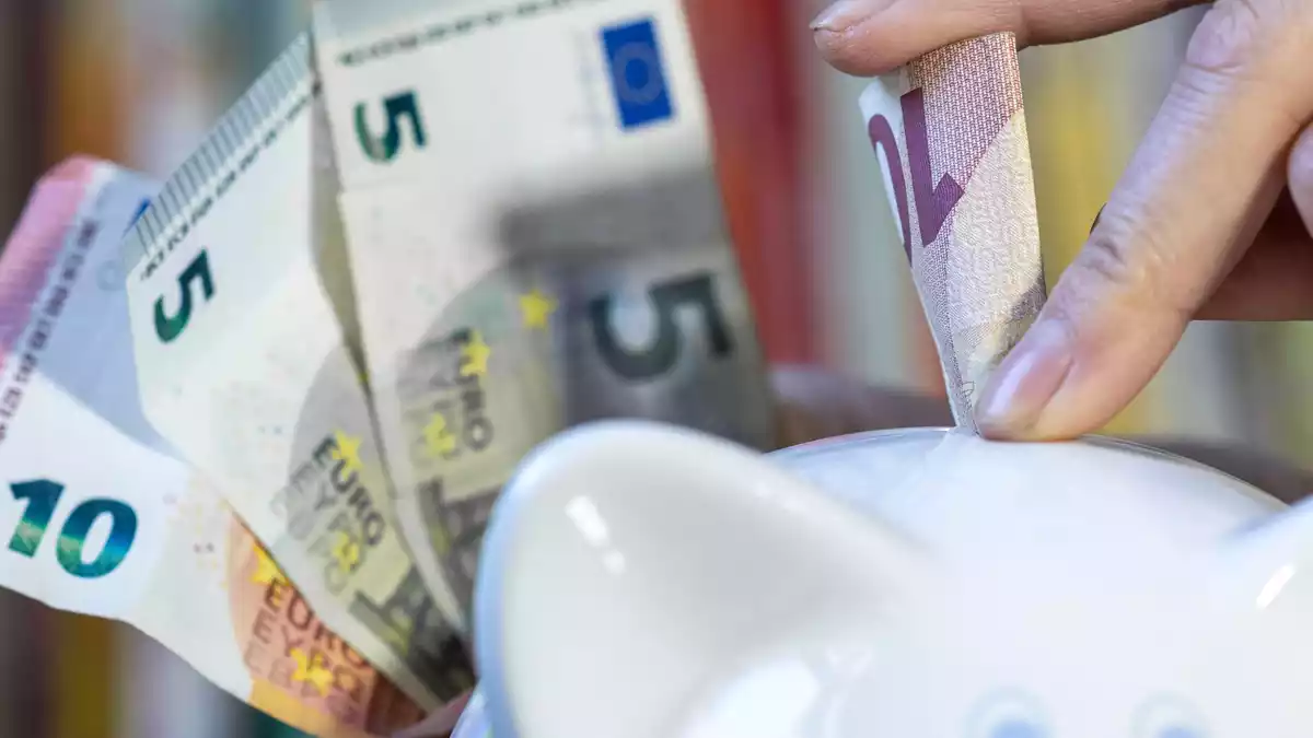 Lohnt mehr als das Sparschwein: Anleger bekommen wieder höhere Zinsen bei Banken (Archivbild) - Bild: Hendrik Schmidt/dpa