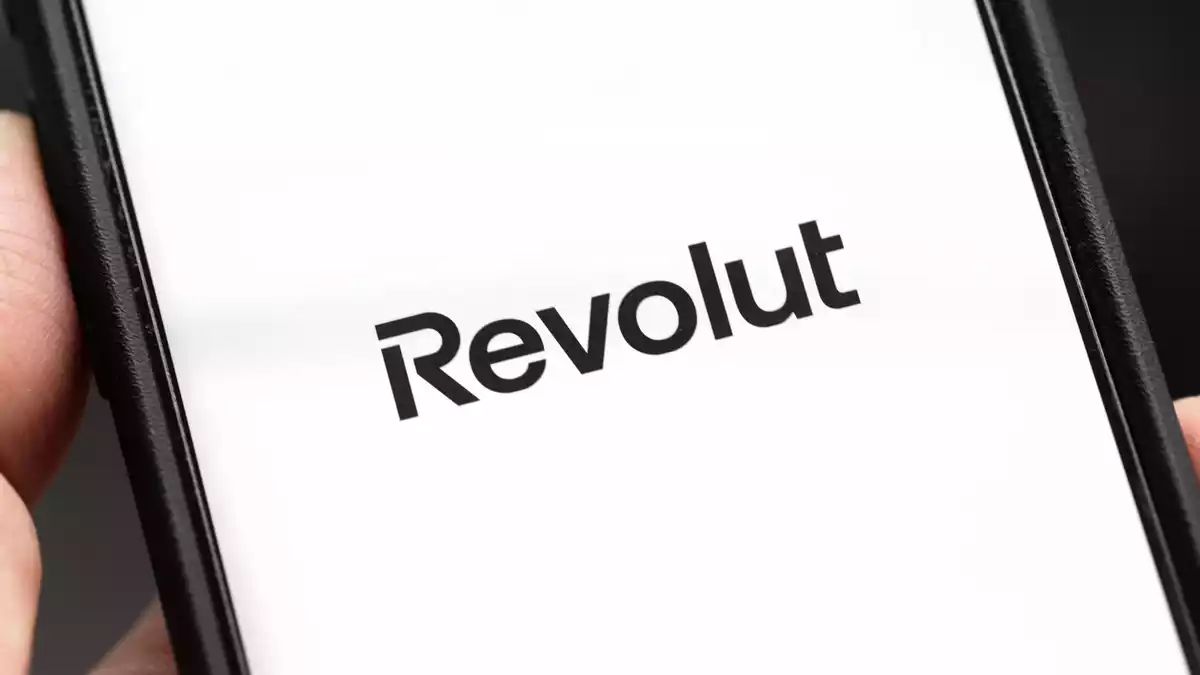 Die britische Bank Revolut hat keine Filialen, bietet aber hohe Zinsen - und wird höher bewertet als die Deutsche Bank (Archivbild) - Bild: Fernando Gutierrez-Juarez/dpa