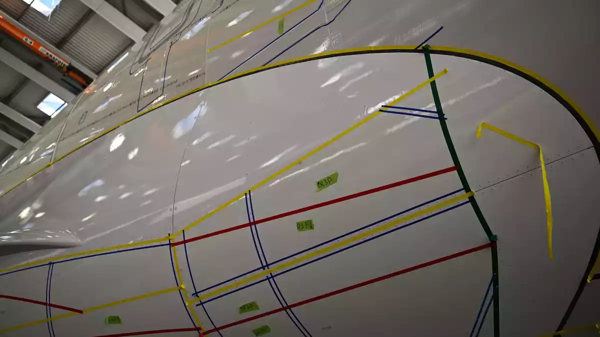Eine künstliche Haifischhaut soll künftig den Treibstoffverbrauch des Airbus A330 auf Langstreckenflügen um zwei Prozent reduzieren. - Bild: Katharina Kausche/dpa