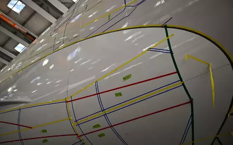 Eine künstliche Haifischhaut soll künftig den Treibstoffverbrauch des Airbus A330 auf Langstreckenflügen um zwei Prozent reduzieren. - Foto: Katharina Kausche/dpa