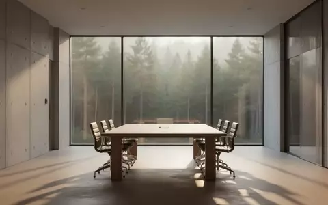 Ein minimalistischer, leerer Büro-Konferenzraum mit bodentiefen Fenstern und Blick auf einen ruhigen Wald. - Foto: über boerse-global.de
