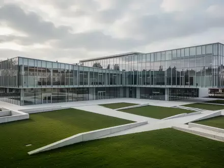 Ein modernes Forschungsgebäude mit Glasfassade und begrünten Außenanlagen bei Tageslicht. - Foto: über boerse-global.de