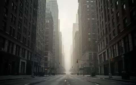 Eine leere, stille Straße in Lower Manhattan bei Tageslicht, die die Architektur der Stadt in einer nachdenklichen Atmosphäre zeigt. - Foto: über boerse-global.de