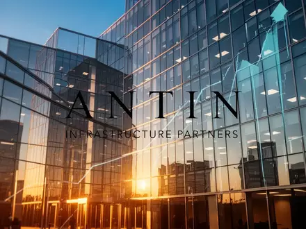 Modernes Glasgebäude bei Sonnenuntergang als Symbol für Investitionen und Unternehmensverkäufe. - Foto: über boerse-global.de