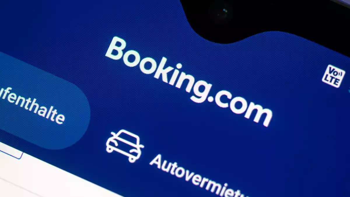 Über Booking können zum Beispiel Übernachtungen in Hotels gebucht werden. (Archivbild) - Bild: Fabian Sommer/dpa
