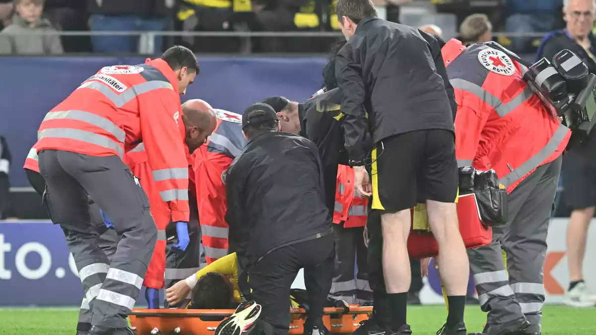 Konstantinos Karetsas wurde zu weiteren Untersuchungen ins Krankenhaus gebracht. - Bild: Bernd Thissen/dpa