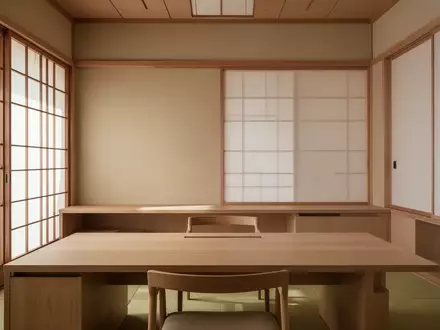 Ein minimalistischer japanischer Arbeitsplatz mit Holztischen und natürlichem Licht, ohne technische Geräte. - Foto: über boerse-global.de