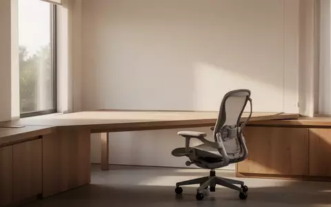 Ein minimalistisch eingerichteter, moderner Arbeitsplatz in einem hellen Raum mit einem leeren Schreibtisch und einem ergonomischen Stuhl. - Foto: über boerse-global.de