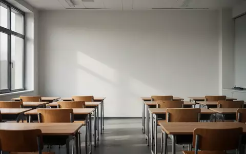 Ein leerer moderner Klassenraum mit ordentlich aufgestellten Schultischen und Stühlen in natürlichem Tageslicht. - Foto: über boerse-global.de