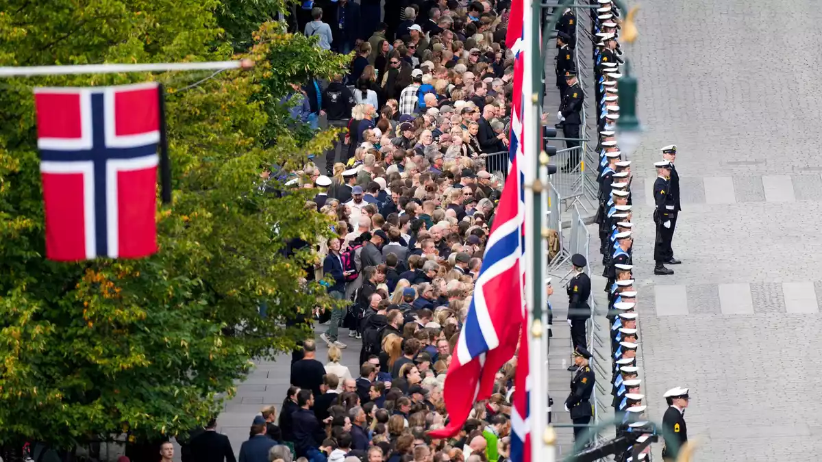 Tausende Menschen erwiesen König Harald die letzte Ehre. - Bild: Cornelius Poppe/NTB Scanpix/AP/dpa