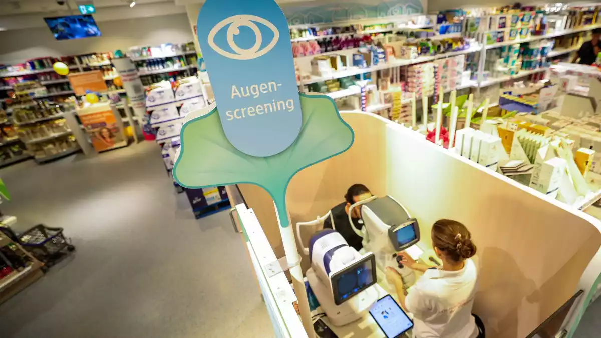 In ausgewählten dm-Filialen kann man ein Augenscreening durchführen lassen. (Archivbild) - Bild: Christoph Reichwein/dpa