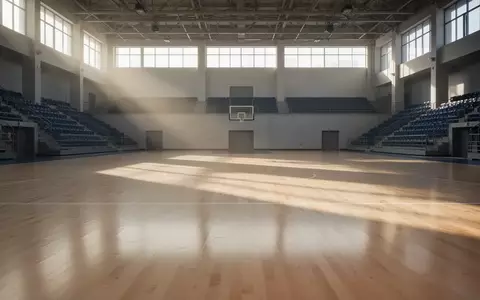 Leere, professionelle Sportarena mit glänzendem Holzboden und natürlichem Lichteinfall. - Foto: über boerse-global.de