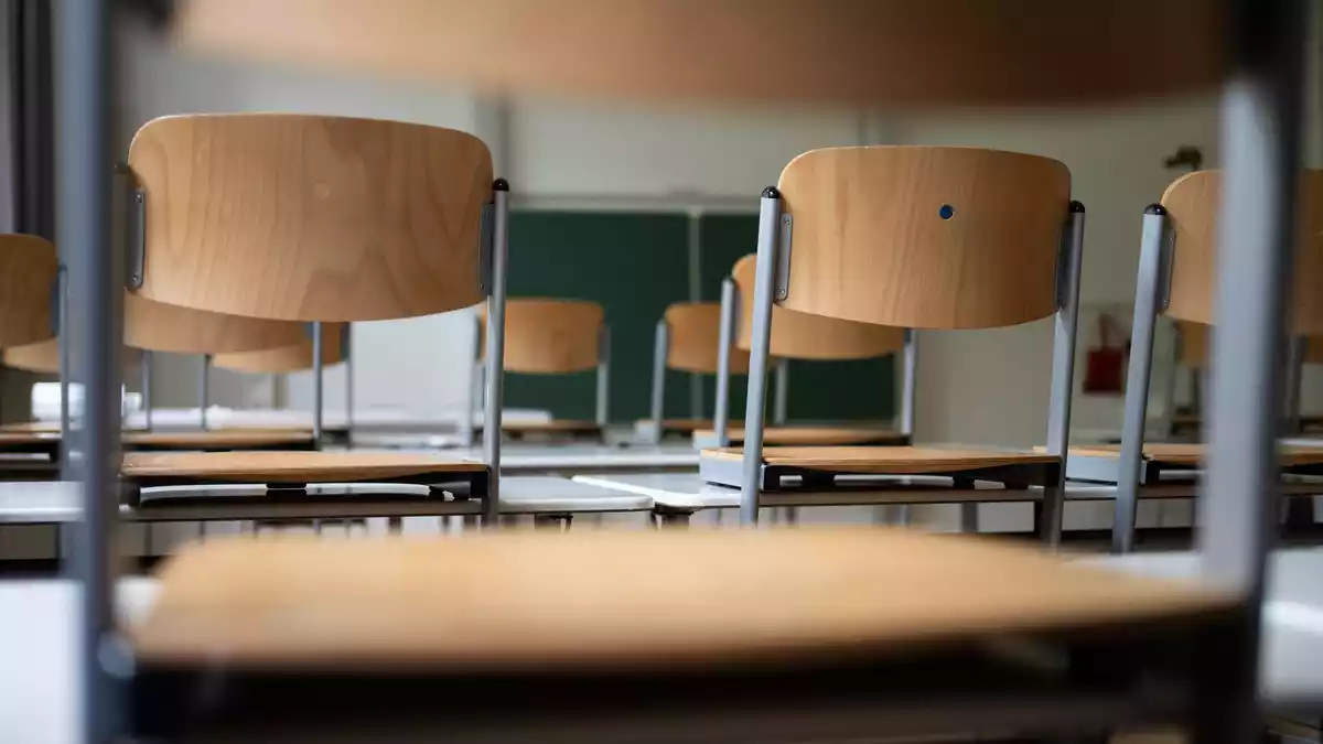 Ob die Tafel und Stühle im Klassenzimmer, die Schulkantine, Computer in der Verwaltung oder Straßenbau - öffentliche Beschaffung betrifft viele Bereiche. (Symbolbild) - Bild: Marijan Murat/dpa