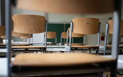 Ob die Tafel und Stühle im Klassenzimmer, die Schulkantine, Computer in der Verwaltung oder Straßenbau - öffentliche Beschaffung betrifft viele Bereiche. (Symbolbild) - Foto: Marijan Murat/dpa