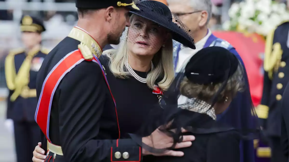 Haakon zusammen mit Mette-Marit und Sonja. - Bild: Paul S. Amundsen/Pool NTB/AP/dpa