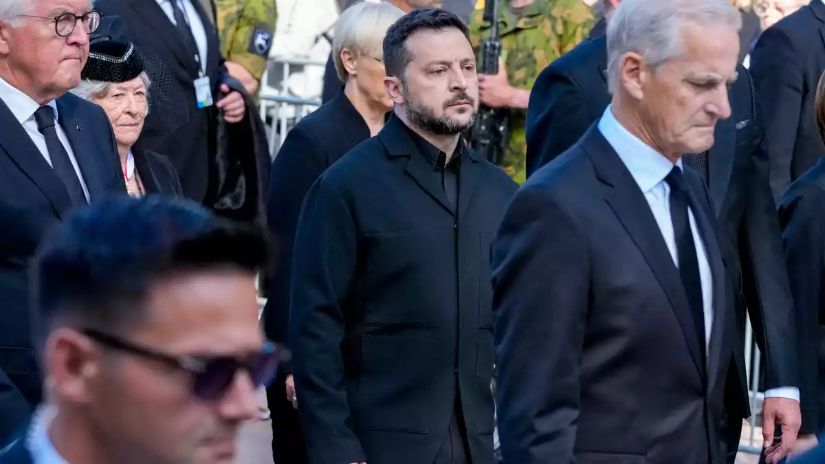 Steinmeier und Selenskyj schritten ebenfalls hinter dem Sarg her. - Bild: Gorm Kallestad/POOL NTB/AP/dpa
