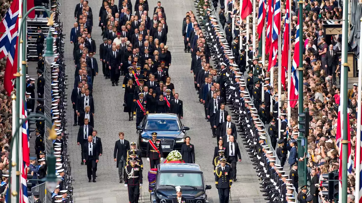 Die Trauerprozession zieht durch Oslo. - Bild: Cornelius Poppe/NTB Scanpix/AP/dpa