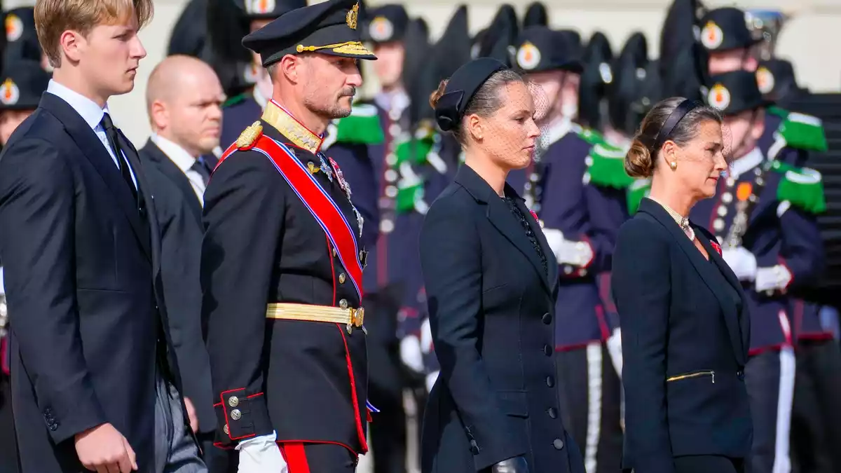 König Haakon VIII. schritt gemeinsam mit seinen Kindern, Kronprinzessin Ingrid Alexandra und Prinz Sverre Magnus, sowie seiner Schwester Prinzessin Märtha Louise hinter dem Sarg her. - Bild: Ole Berg-Rusten/Pool NTB/dpa