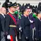 König Haakon VIII. schritt gemeinsam mit seinen Kindern, Kronprinzessin Ingrid Alexandra und Prinz Sverre Magnus, sowie seiner Schwester Prinzessin Märtha Louise hinter dem Sarg her. - Bild: Ole Berg-Rusten/Pool NTB/dpa