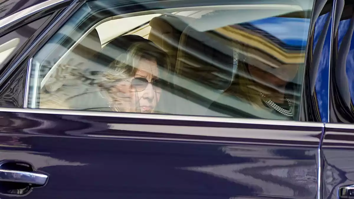 Haralds Witwe, Königin Sonja, und Königin Mette-Marit folgten dem Trauerzug in einem Auto.  - Bild: Håkon Mosvold Larsen/NTB Scanpix/AP/dpa
