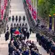 Tausende Menschen säumten den Straßenrand. - Bild: Ole Berg-Rusten/Pool NTB/AP/dpa
