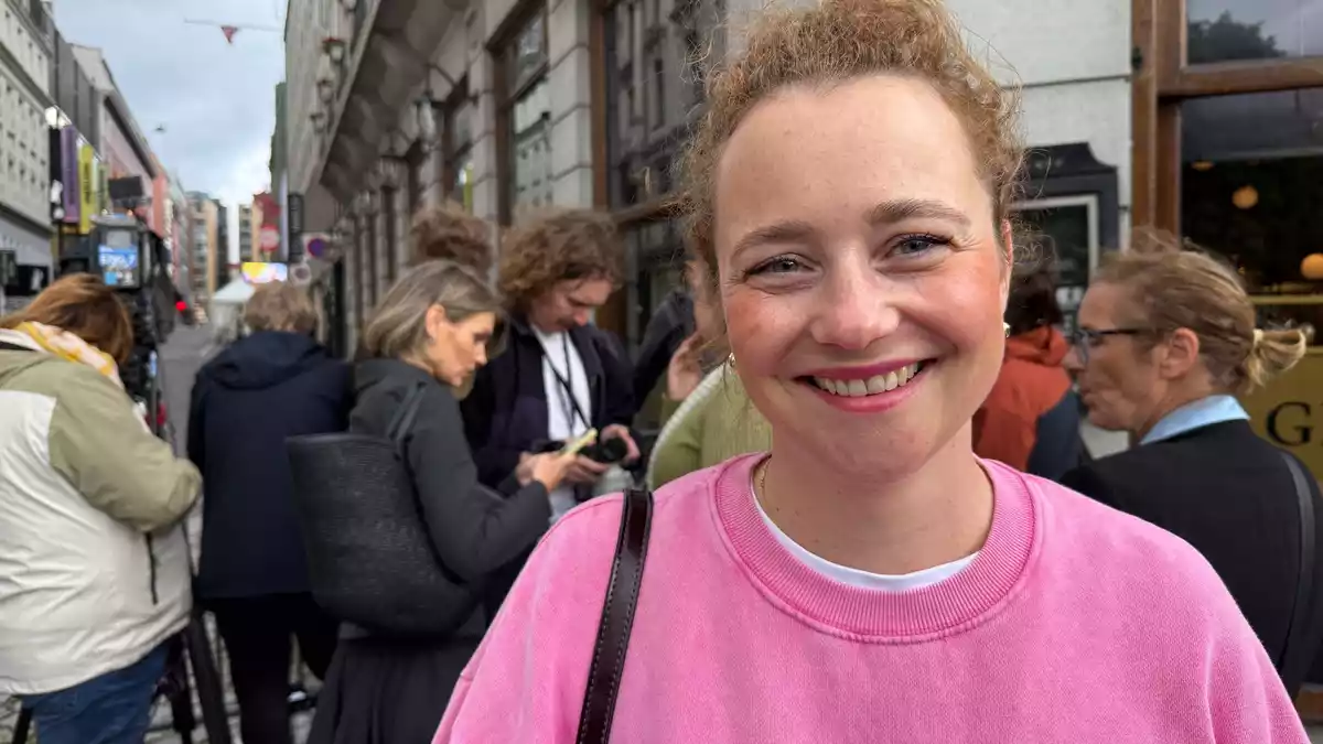 Auch für die deutsche Touristin und Royal-Fan Julia war die Stimmung in den vergangenen Tagen besonders. - Bild: Julia Wäschenbach/dpa