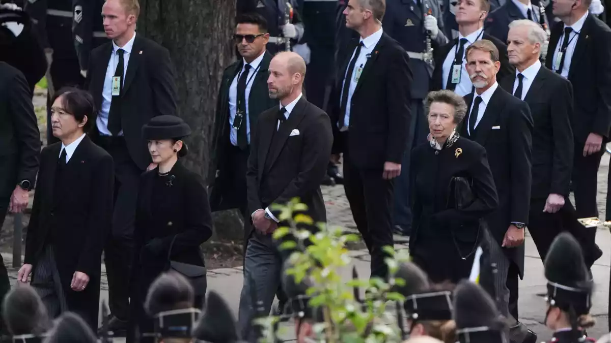 Auch der britische Prinz William reiste gemeinsam mit seiner Tante Prinzessin Anne an.  - Bild: Markus Schreiber/AP/dpa