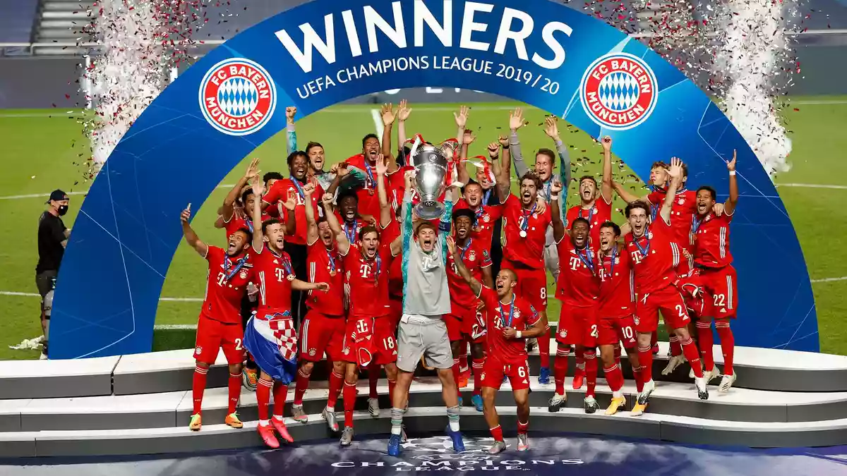 Der letzte Münchner Champions-League-Triumph fiel in die Corona-Zeit. Manuel Neuer reckt den Pokal in die Höhe. (Archivbild) - Bild: Matthew Childs/Pool Reuters/AP/dpa
