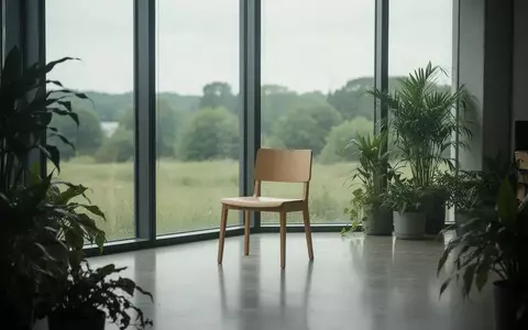 Ein heller, ruhiger Bürobereich mit einem leeren Stuhl und Pflanzen, der eine Atmosphäre der Entspannung vermittelt. - Foto: über boerse-global.de