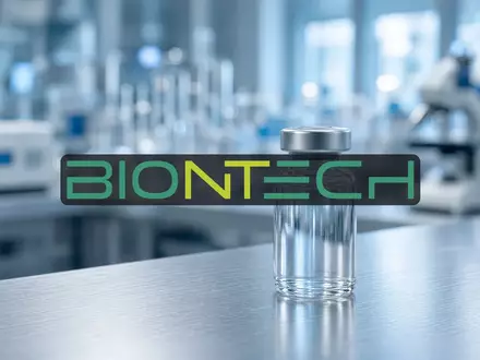 Medizinisches Forschungslabor mit einer Glasampulle auf einem Labortisch, symbolisch für pharmazeutische Entwicklung. - Foto: über boerse-global.de