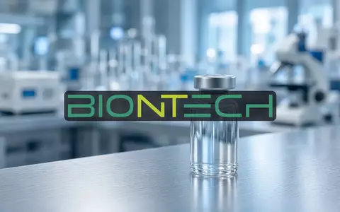 Medizinisches Forschungslabor mit einer Glasampulle auf einem Labortisch, symbolisch für pharmazeutische Entwicklung. - Foto: über boerse-global.de