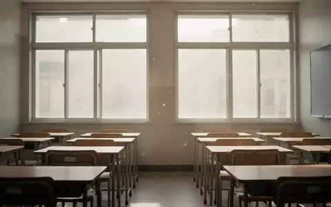 Ein leerer, sonnendurchfluteter Klassenraum mit leeren Schulbänken in einer ruhigen, minimalistischen Umgebung. - Foto: über boerse-global.de