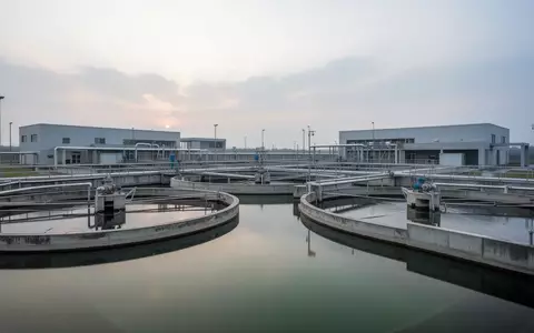 Moderne Wasseraufbereitungsanlage mit großen runden Klärbecken in der Morgendämmerung. - Foto: über boerse-global.de