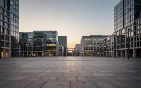 Weitläufiger, leerer Potsdamer Platz in Berlin in der Abenddämmerung mit moderner Architektur. - Foto: über boerse-global.de