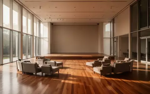 Ein heller, minimalistischer Saal in einem Kulturzentrum mit großen Fenstern und einer ruhigen, einladenden Atmosphäre. - Foto: über boerse-global.de
