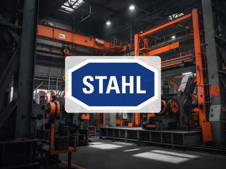 Moderne Industrieanlage mit schweren Maschinen und atmosphärischer Beleuchtung als Symbol für den Industriesektor. - Foto: über boerse-global.de