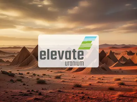 Weite, trockene Wüstenlandschaft in Namibia bei goldenem Licht mit abstrakten Felsformationen. - Foto: über boerse-global.de