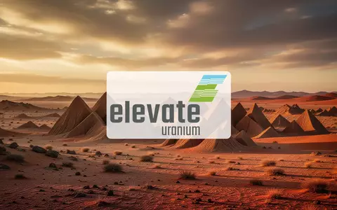 Weite, trockene Wüstenlandschaft in Namibia bei goldenem Licht mit abstrakten Felsformationen. - Foto: über boerse-global.de