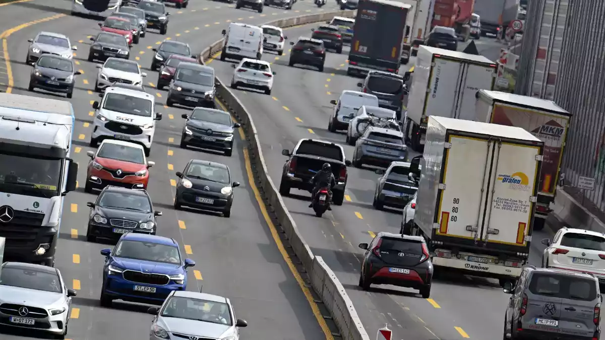 Die Menschen in Deutschland legen jedes Jahr kaum vorstellbare Strecken mit Autos zurück. (Symbolbild) - Bild: Federico Gambarini/dpa