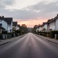 Eine ruhige, leere Wohnstraße in einer deutschen Stadt bei Dämmerung ohne Fahrzeuge oder Personen. - Foto: über boerse-global.de