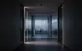 Ein leerer, modern gestalteter Büroflur mit klaren architektonischen Linien und gedimmtem Licht. - Foto: über boerse-global.de