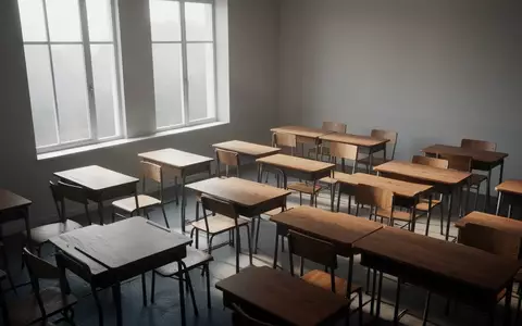 Ein leerer, sonnendurchfluteter Klassenraum mit schlichten Holztischen und Stühlen in einer ruhigen Lernumgebung. - Foto: über boerse-global.de