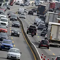 Die Menschen in Deutschland legen jedes Jahr kaum vorstellbare Strecken mit Autos zurück. (Symbolbild) - Foto: Federico Gambarini/dpa