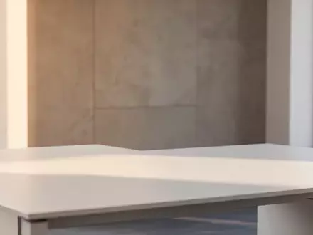 Ein minimalistischer, heller Arbeitsplatz mit leerer Schreibtischoberfläche und natürlichem Tageslicht. - Foto: über boerse-global.de