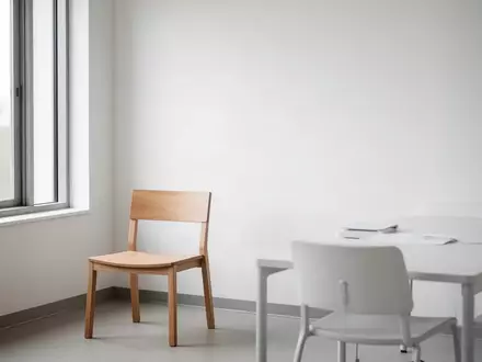 Ein minimalistischer, lichtdurchfluteter Behandlungsraum in einer Klinik, der Ruhe und medizinische Seriosität ausstrahlt. - Foto: über boerse-global.de