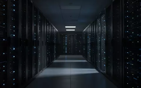 Dunkler Serverraum mit blau leuchtenden Statusleuchten an den Serverschränken. - Foto: über boerse-global.de